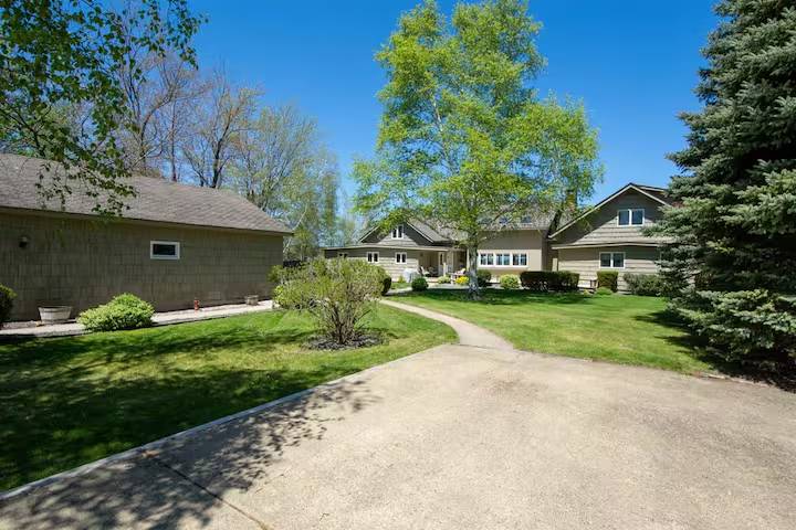 Property B Exterior View 11